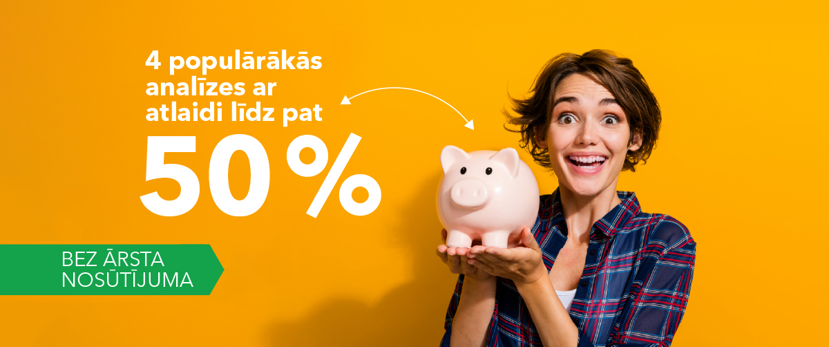 Četras populārākās analīzes ar atlaidi līdz pat 50% un smaidīga sievieto tur rokās krājkasti cūciņu