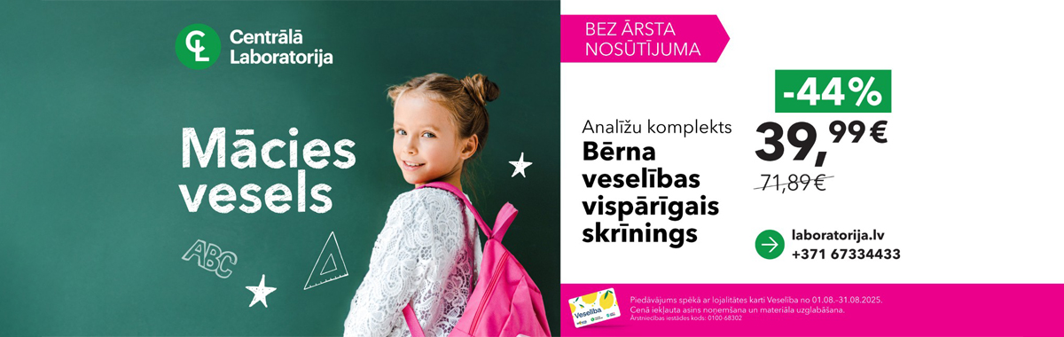 Smaidīga skolniece ar mugursomu pie skolas tafeles